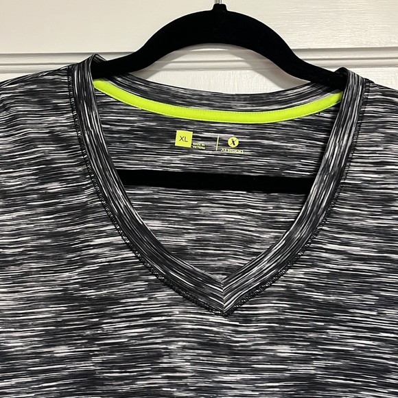 XL V-neck workout top - Picture 3 of 3